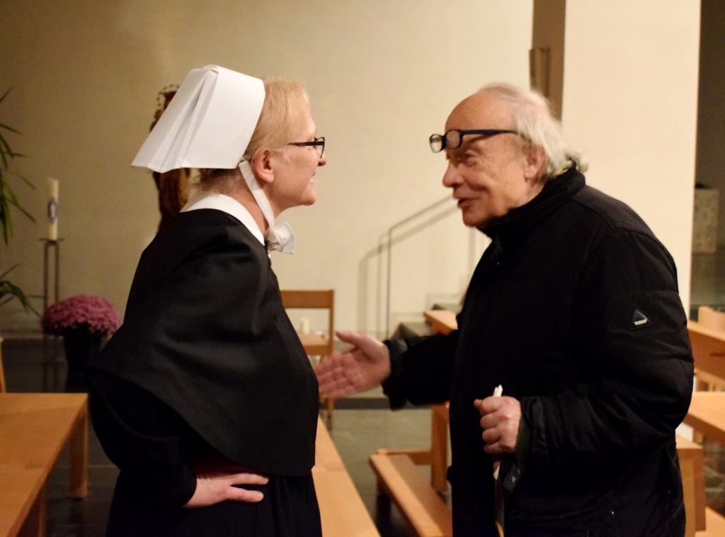 Schwester Ursula Zimmermann mit Zuhörer - Hildegard von Bingen: Die Grünkraft, 9.11.2017, St.Peter & Paul, Inzlingen